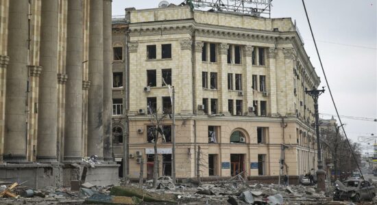 Prédios administrativos danificados após um bombardeio russo no centro de Kharkiv, Ucrânia