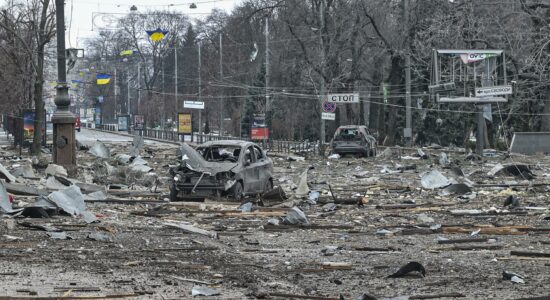Consequências de um dos bombardeio russos em Kharkiv