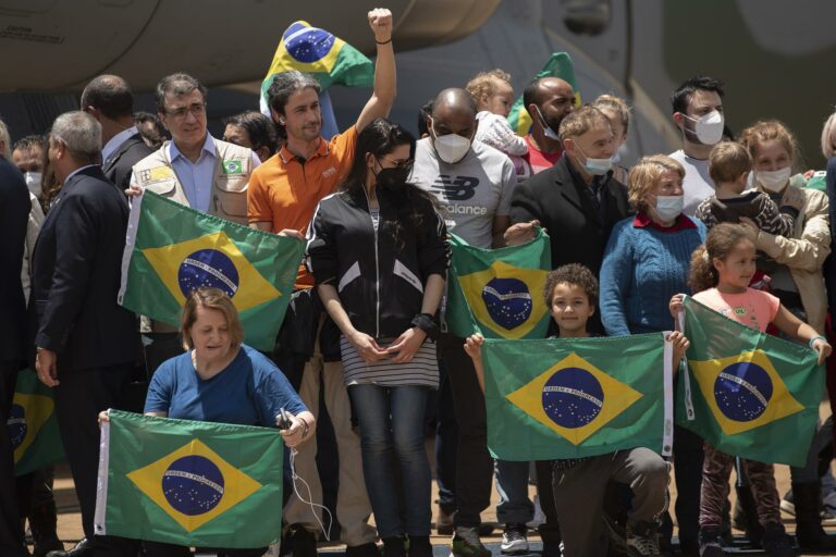 Em Brasília, Bolsonaro recebe repatriados vindos da Ucrânia