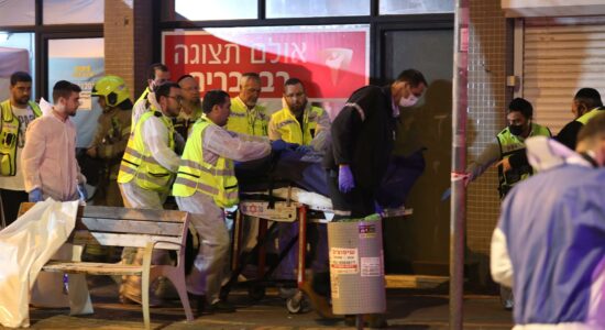 Equipes de emergência no local de um ataque na cidade de Hadera