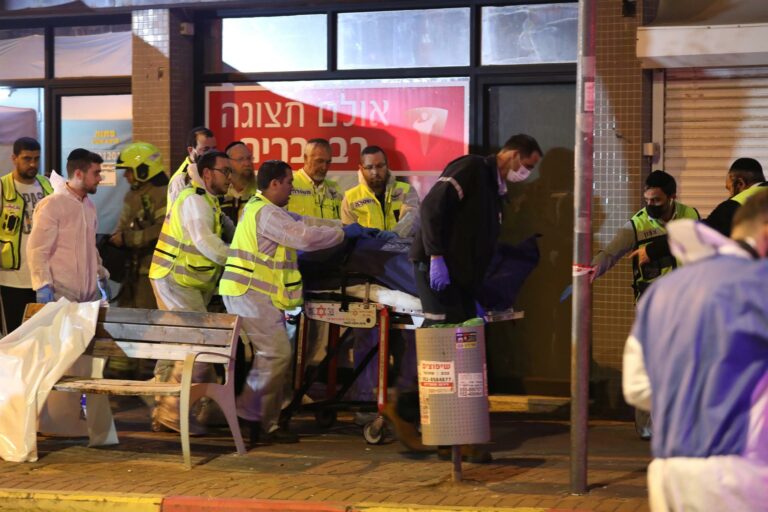  Equipes de emergência no local de um ataque na cidade de Hadera