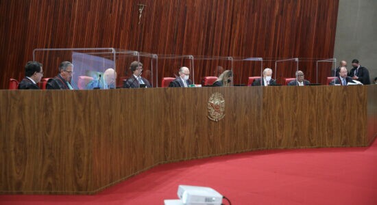 Ministros do TSE em sessão