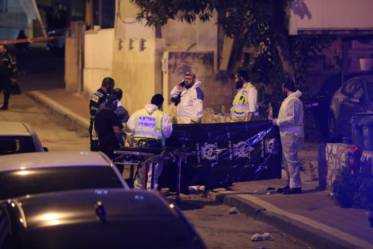 Pelo menos cinco israelenses foram mortos em um ataque a tiros