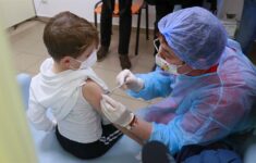 Criança sendo vacinada contra Covid-19