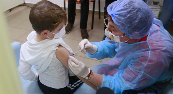 Criança sendo vacinada contra Covid-19