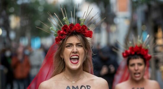 Grupo Femen exige fim do alistamento obrigatório para mulheres