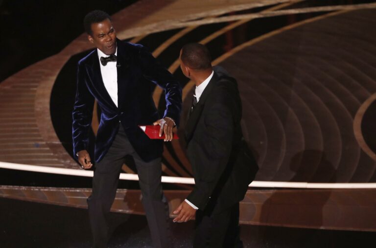 Will Smith dá tapa no rosto de Chris Rock durante o Oscar 2022
