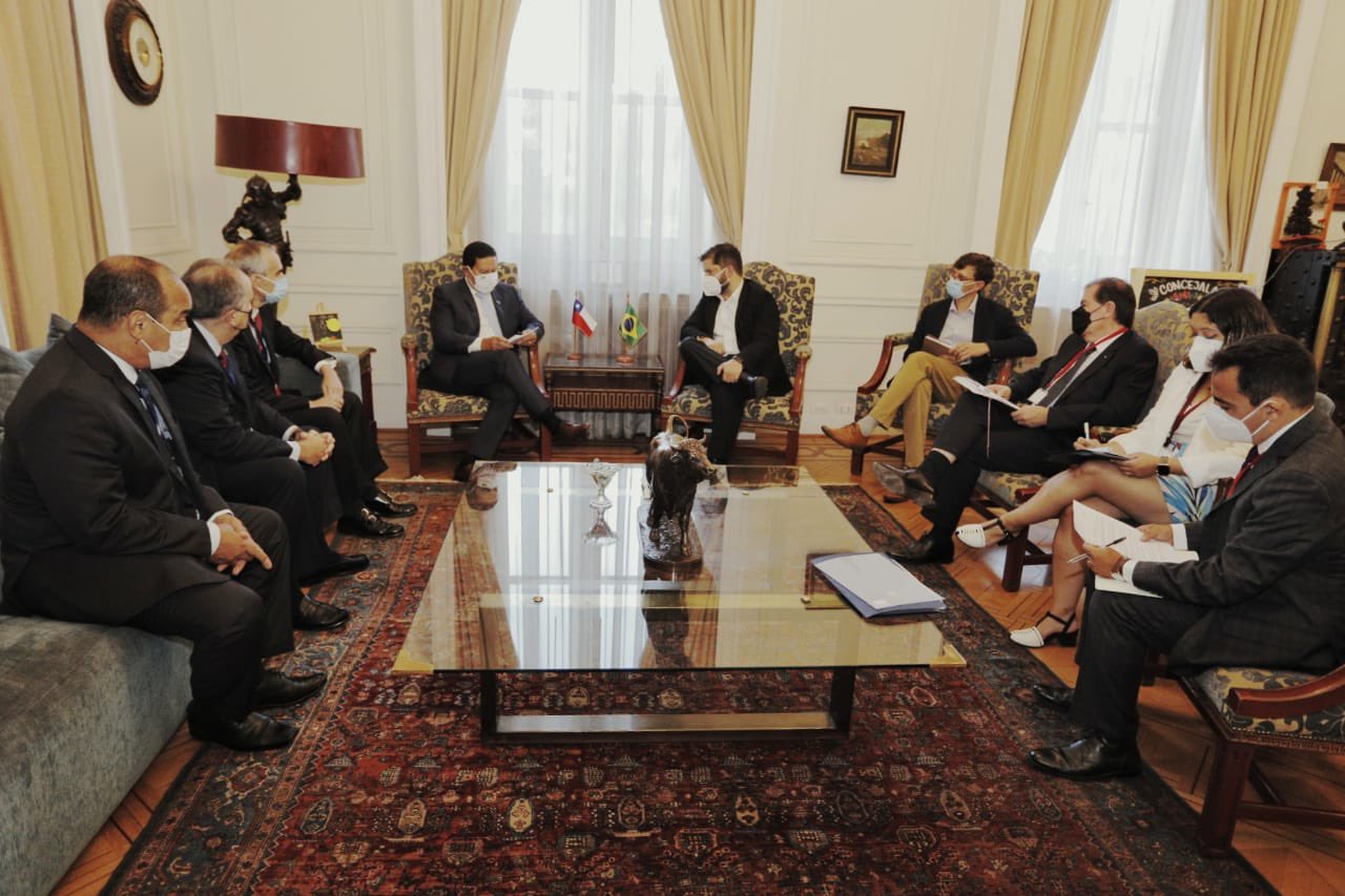 Mourão se reúne com presidente eleito do Chile, Gabriel Boric
