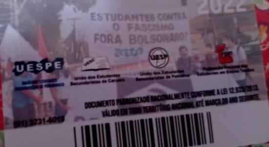 Carteira de estudante contendo foto de manifestação contra Bolsonaro