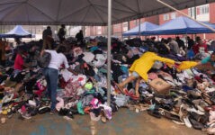 Grupo se mobiliza para organizar roupas doadas para vítimas de enchentes em Petrópolis