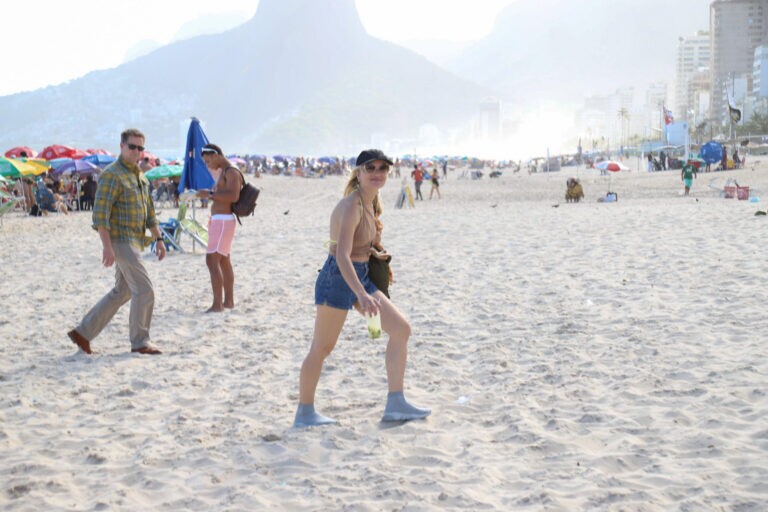 Nora de Joe Biden curte praia no Rio de Janeiro