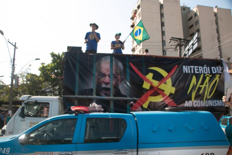 Multidão protesta contra Lula no Centro de Niterói