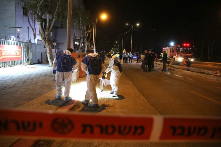  Equipes de emergência no local de um ataque na cidade de Hadera