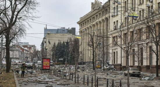 Prédios administrativos danificados após um bombardeio russo no centro de Kharkiv, Ucrânia