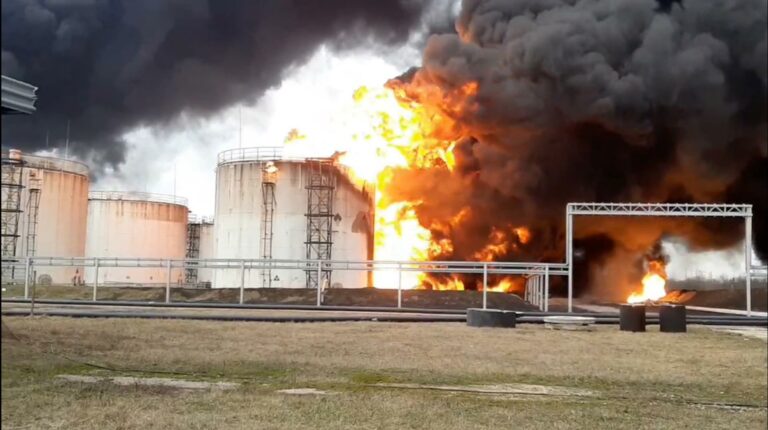 Depósito de petróleo queima após suposto ataque aéreo na cidade de Belgorod, Rússia