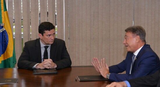 Ex-juiz Sergio Moro ao lado do senador Alvaro Dias