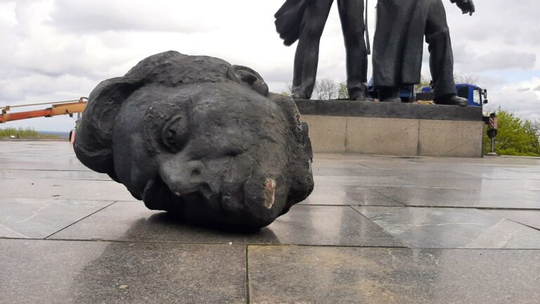 Ucrânia destrói estátua que simbolizava amizade com Rússia