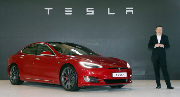 Elon Musk anuncia que Tesla despedirá al 9 % de su fuerza laboral