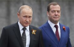 O presidente russo Vladimir Putin (à esquerda) e o ex-primeiro-ministro Dmitry Medvedev
