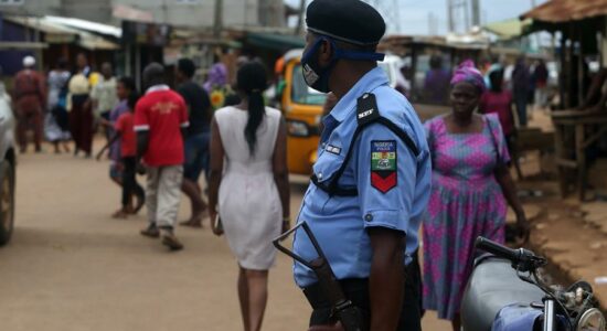 Policial monta guarda na Nigéria
