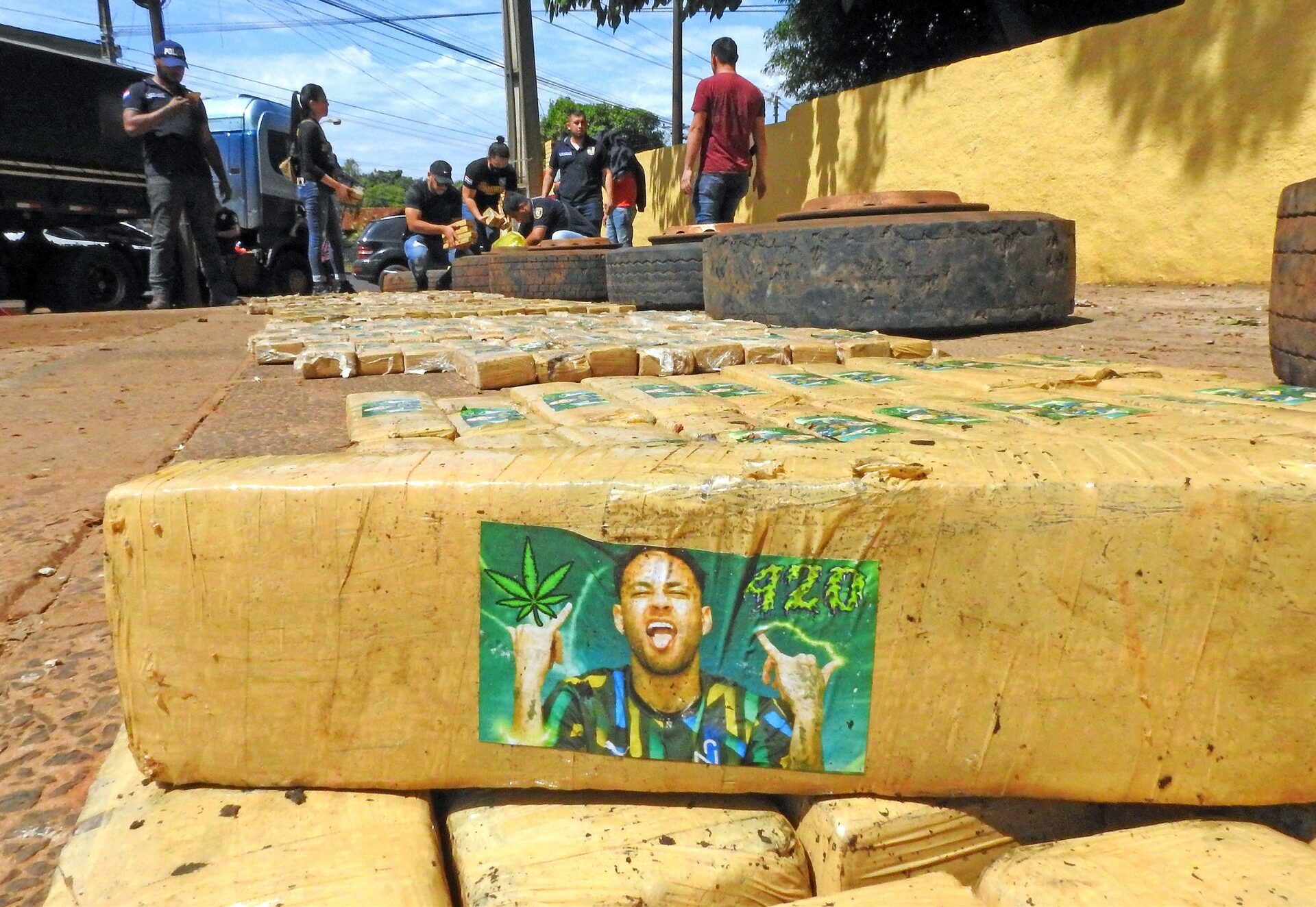 Polícia do Paraguai apreende 800kg de maconha em pacotes com foto de Neymar