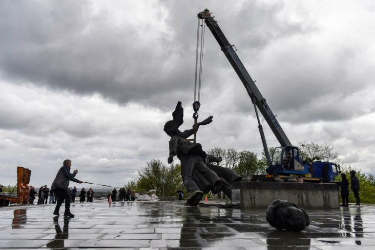 Ucrânia destrói estátua que simbolizava amizade com Rússia