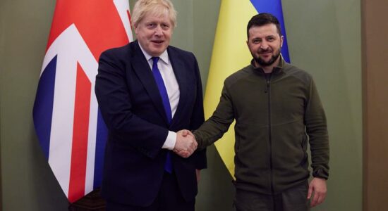 Johnson se reúne com Zelensky, em Kiev, em visita não anunciada