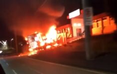 Criminosos incendiaram veículos na frente do batalhão da PM em Guarapuava