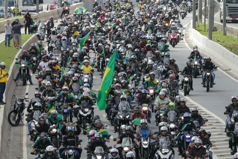 Motociata com Bolsonaro leva multidão pelas estradas de SP