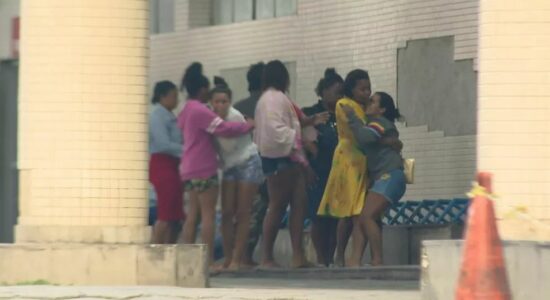 Parentes de menina que perdeu perna após acidente na Sapucaí, no hospital Souza Aguiar, no Centro do Rio