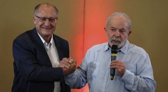 Geraldo Alckmin ao lado do ex-presidente Lula