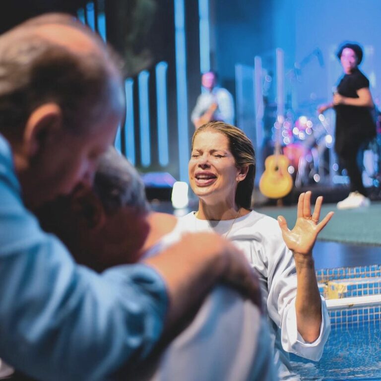 Emocionada, Karina Bacchi é batizada nas águas