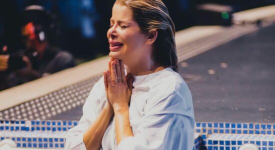 Emocionada, Karina Bacchi é batizada nas águas
