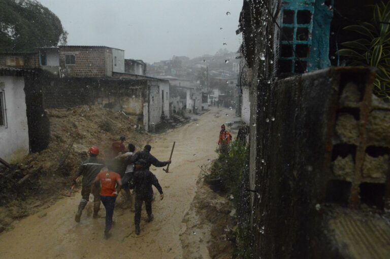 Bombeiros, soldados e voluntários trabalham após fortes chuvas em Pernambuco