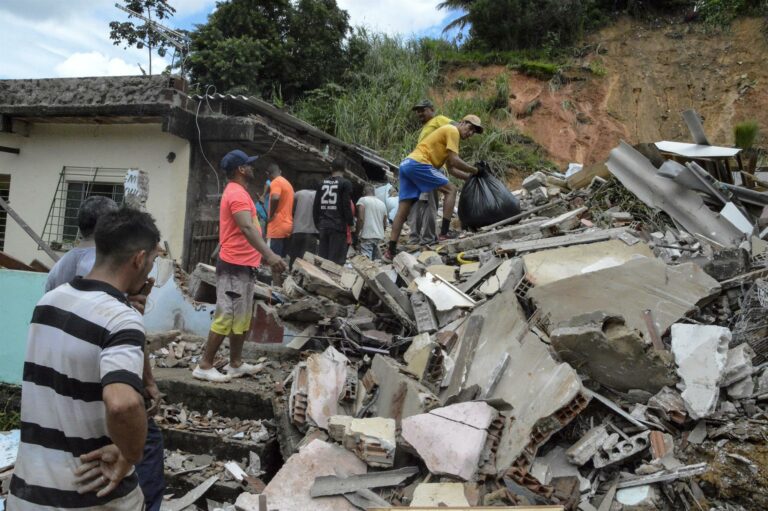 Bombeiros, soldados e voluntários trabalham após fortes chuvas em Pernambuco
