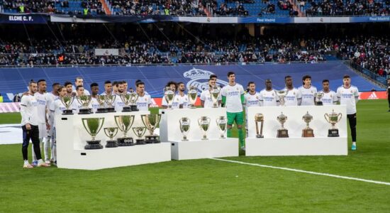 Jogadores do Real Madrid posam com os seus troféus após a conquista da Supertaça de Espanha