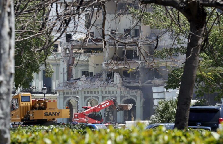 Grande explosão de hotel de luxo em Havana, Cuba, deixa mortos