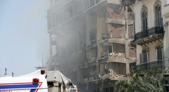 Grande explosão de hotel de luxo em Havana, Cuba, deixa mortos