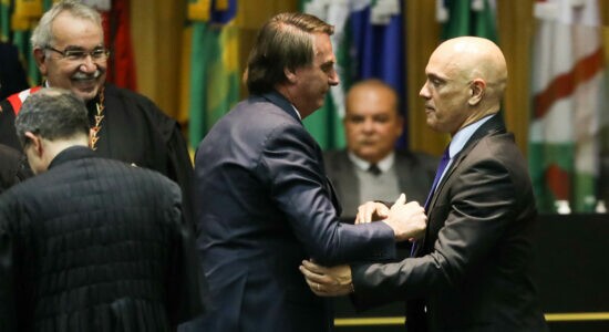 Presidente Jair Bolsonaro cumprimentou o ministro Alexandre de Moraes durante cerimônia de posse no TST