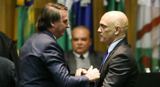 Presidente Jair Bolsonaro cumprimentou o ministro Alexandre de Moraes durante cerimônia de posse no TST