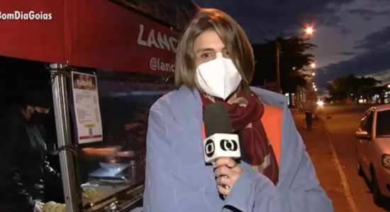 Repórter da Globo usa cobertor ao vivo