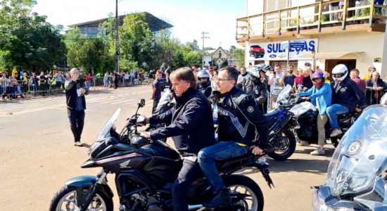 Bolsonaro participa de motociata em Santa Rosa