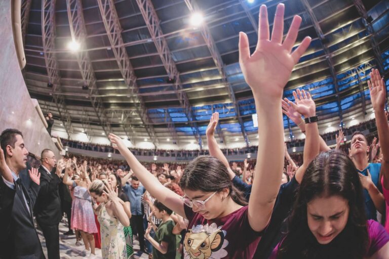 Especial! Mais de 900 pessoas aceitam a Jesus em culto jovem