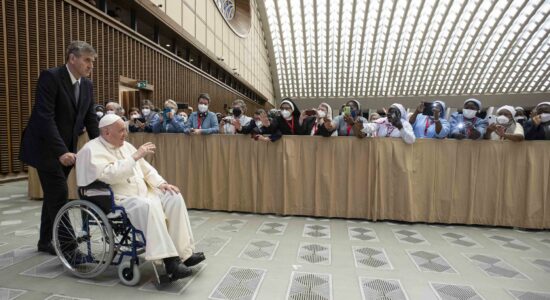 Papa aparece em cadeira de rodas