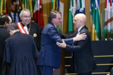 O presidente da República, Jair Bolsonaro,cumprimenta o ministro do STF, Alexandre de Moraes, durante a cerimônia de posse de quatro novos ministros do Tribunal Superior do Trabalho (TST)