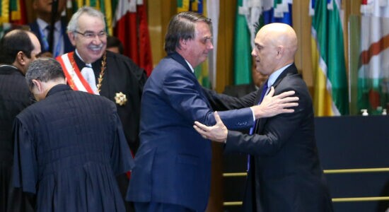 O presidente da República, Jair Bolsonaro,cumprimenta o ministro do STF, Alexandre de Moraes, durante a cerimônia de posse de quatro novos ministros do Tribunal Superior do Trabalho (TST)