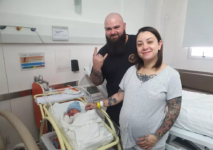 Mulher dá à luz durante show da banda Metallica no Brasil