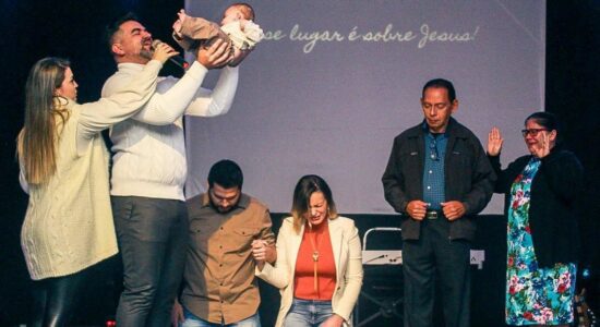 Andressa Urach apresenta filho a Deus