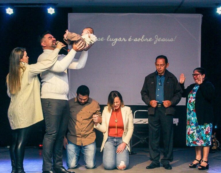 Andressa Urach apresenta filho a Deus