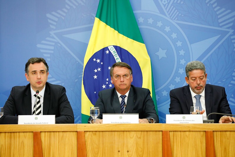 Bolsonaro propõe compensar estados para reduzir ICMS e tentar conter alta do combustível